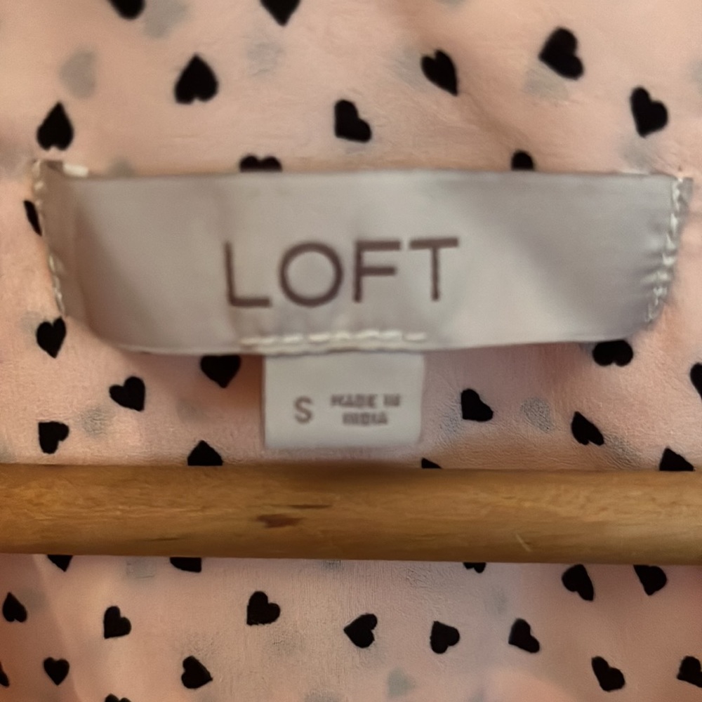 Loft blush pink popover blouse with black hearts and ruffle sleeves - Picture 3 of 4